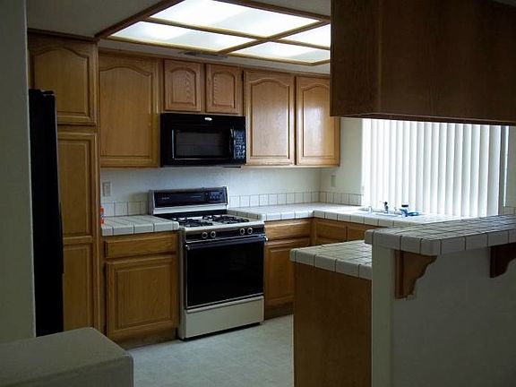 Kitchen w/old stove