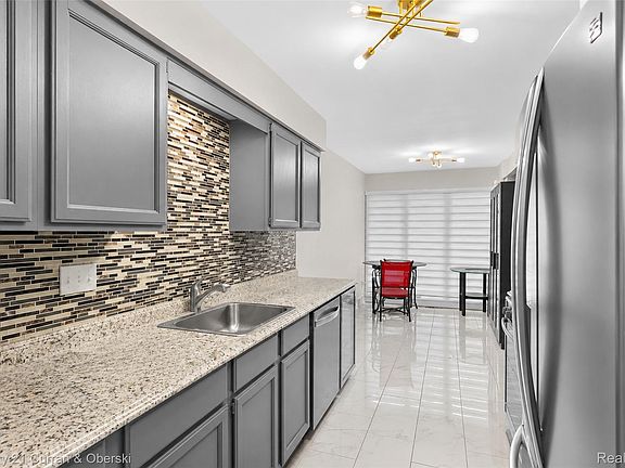 5th image of 13 Timberlane Ct