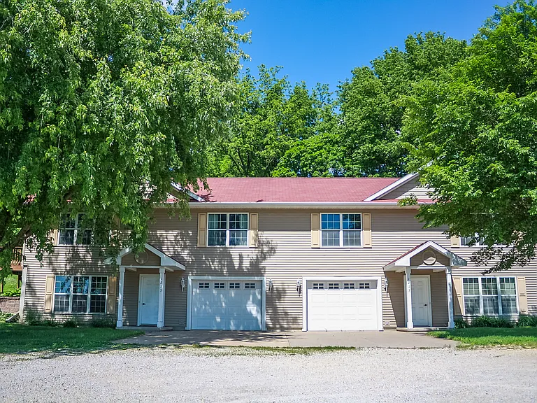 1215 E Bremer Ave — Photo 1
