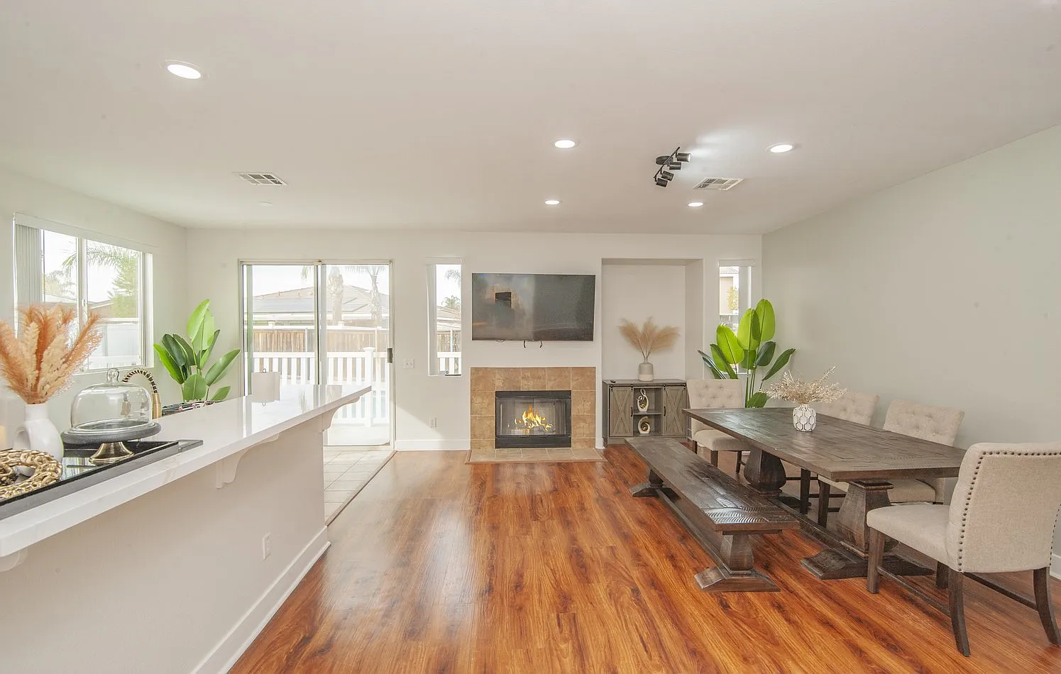 4 bed, 2562 sqft, $6,300 — Photo 2