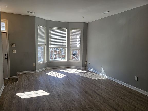3rd image of 13 Harbour Heights Dr