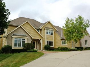 855 Foxkirk Dr, Brookfield, WI 53045
