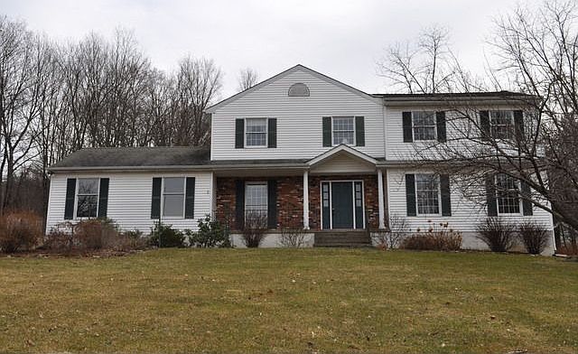 WONDERFULL CENTER HALL AT END OF CUL-DE-SAC