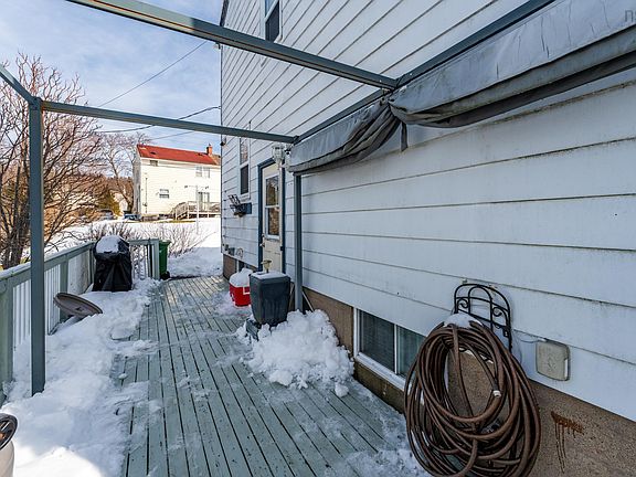 3rd image of 122 Cote Des Neiges Rd