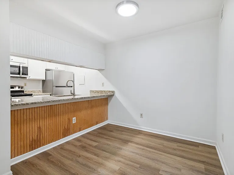 Amhurst III Apartments — Photo 29