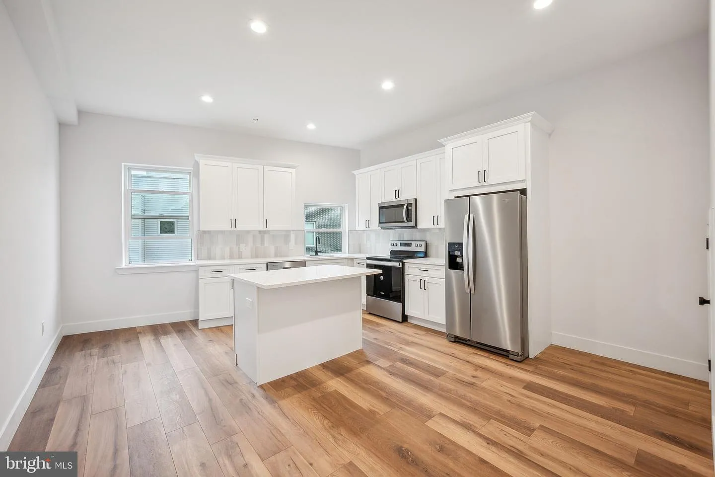 Private Roof Deck, Central Air & In-Unit Laundry Fishtown 2-Bedroom — Photo 3