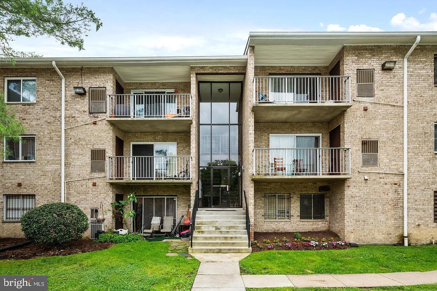 2 bed, 1.5 bath, 886 sqft, $1,900 — Photo 1