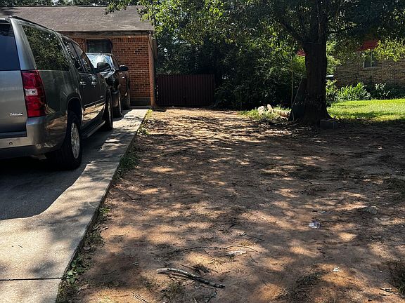 4th image of 301 Essex Dr