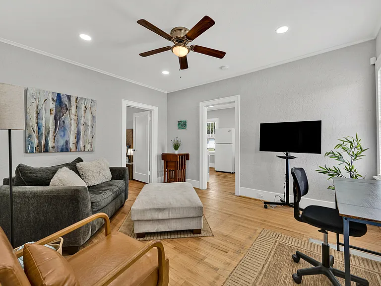 1003 W Cypress Ave — Photo 4