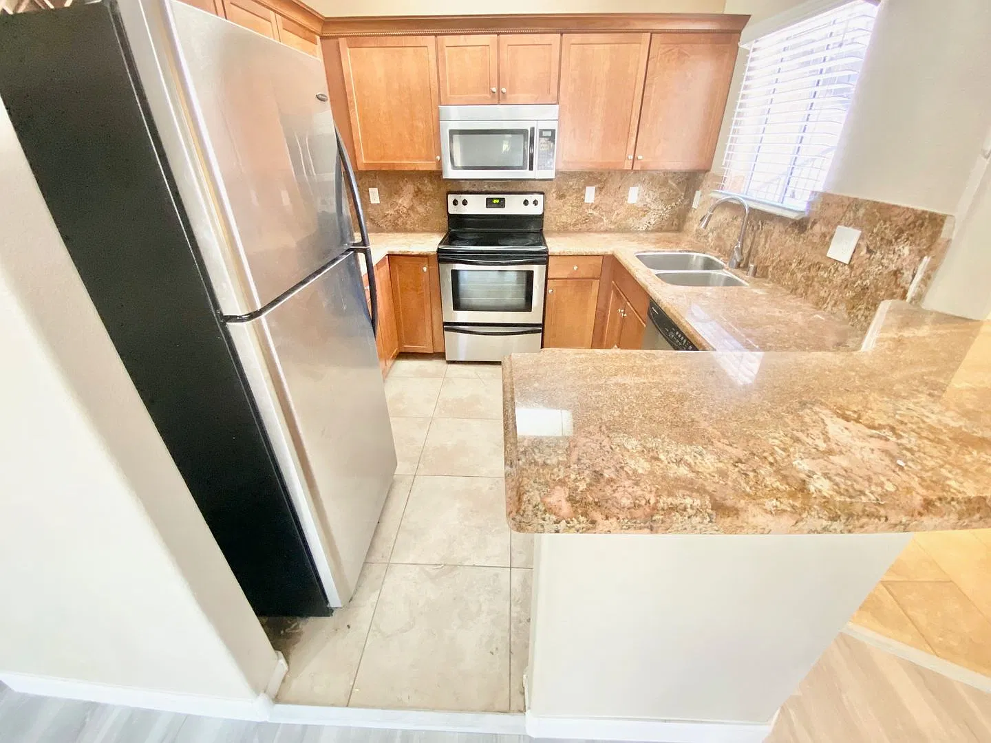 Great 3 Bedroom Upstairs Condo In Gated Community — Photo 3