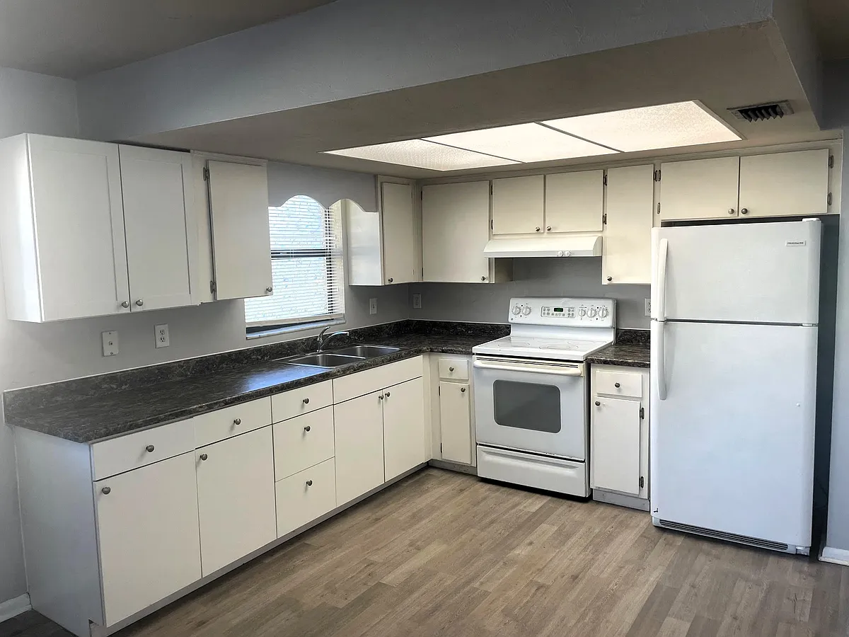 Kitchen - 610 SE 10th St #A