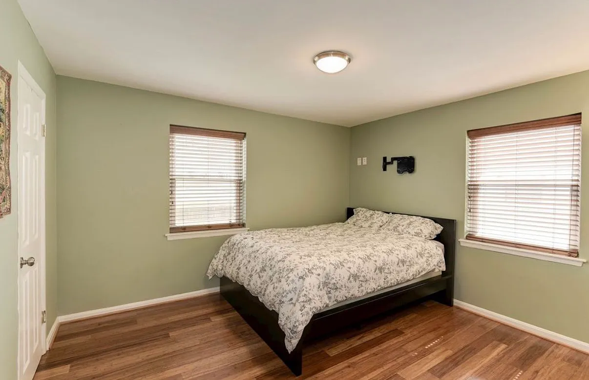 2 bed, 2.5 bath, 850 sqft, $3,500 — Photo 2