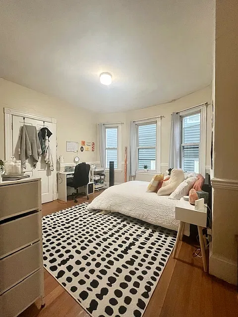 4 bed, 1.5 bath, 9999 sqft, $5,000 — Photo 2