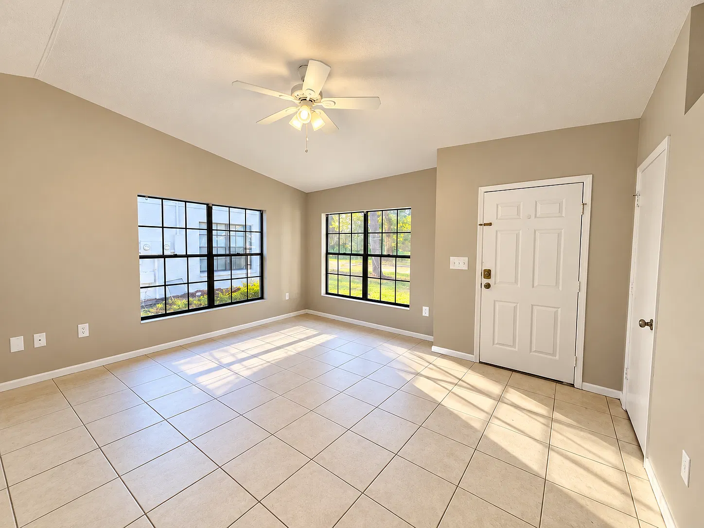 2 bed, 975 sqft, $1,995 — Photo 2