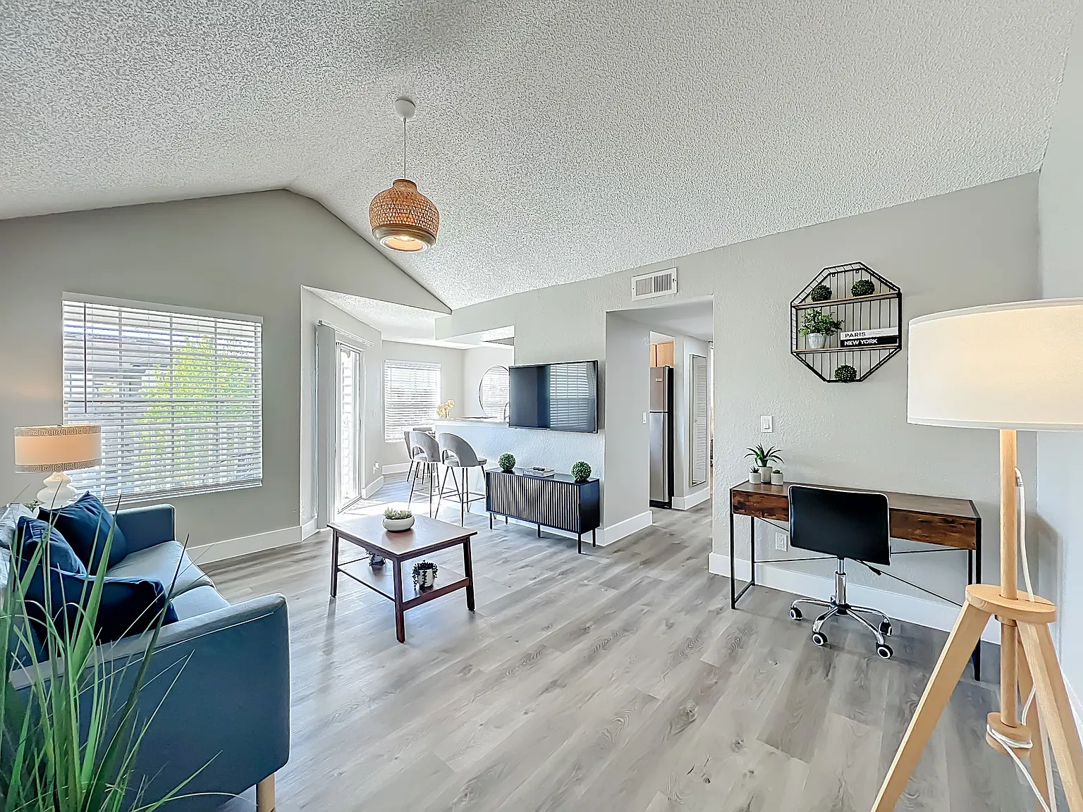 1 bed, 800 sqft, $2,400 — Photo 1