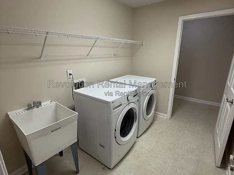 302 Gladstone Dr — Photo 10