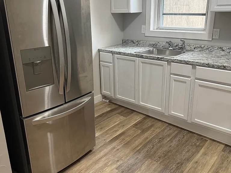 212 Perry St — Photo 3