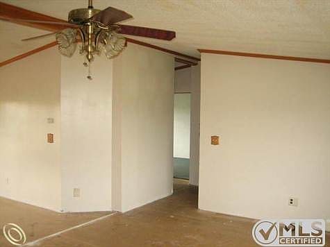 8867 parker rd yale 014.jpg