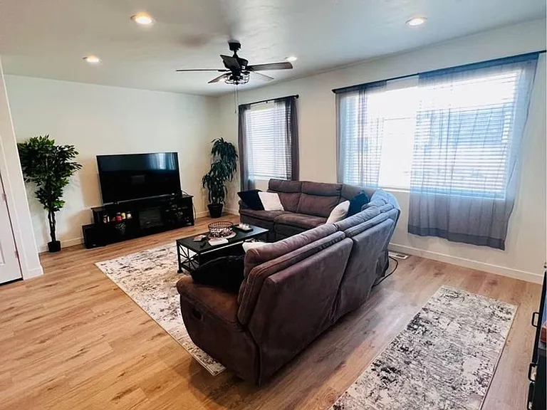 461 S 900 W — Photo 5