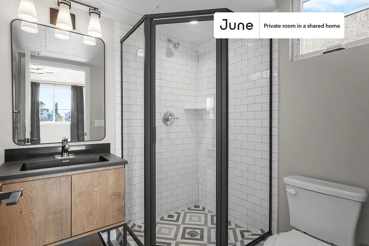 Queen bedroom in 5 bed/5 bath home in Boyle Heights #1829 B — Photo 4