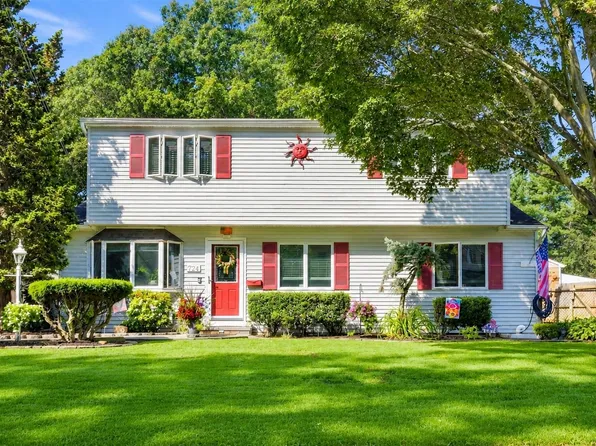 724 Sandra Avenue, West Islip, NY 11795