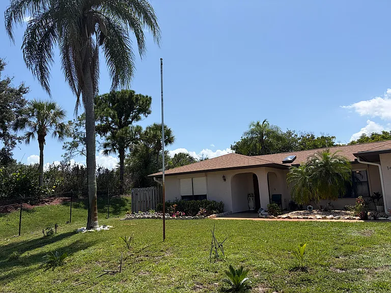 145 SE Fallon Dr — Photo 12
