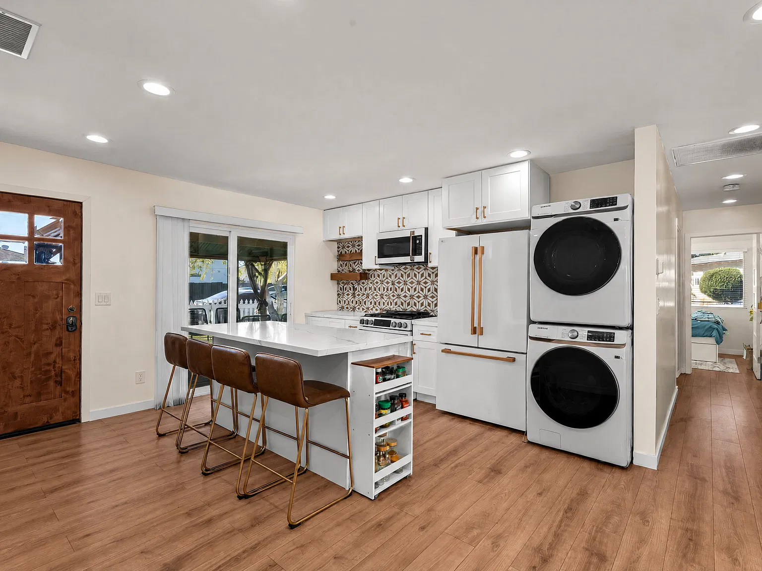 6 bed, 1270 sqft, $6,900 — Photo 2