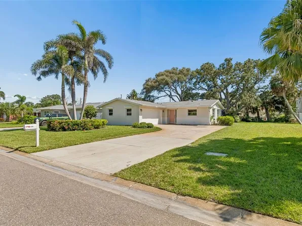 114 8th St, Belleair Beach, FL 33786