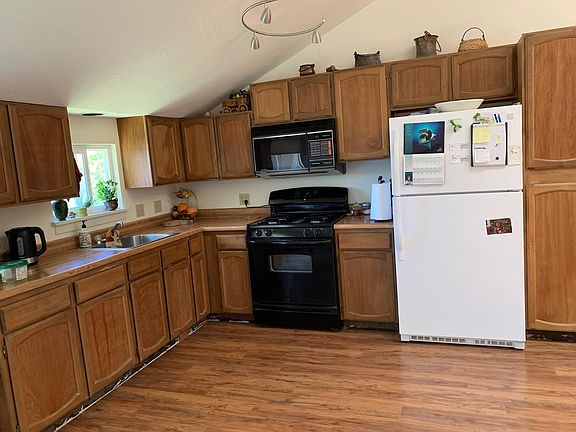 2nd image of 1065 Jacobsen Ln