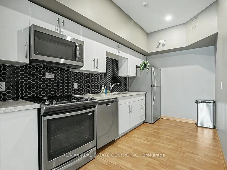690 King St W #101 — Photo 28
