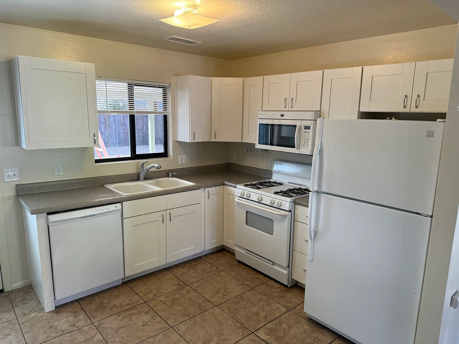 3 bed, 1100 sqft, $2,500 — Photo 1