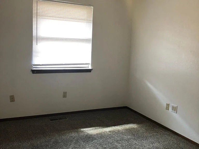 9909 S Hillcrest Dr — Photo 10