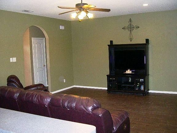 4th image of 340 Valley Dr