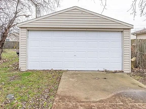 2nd image of 25390 Pinehurst St