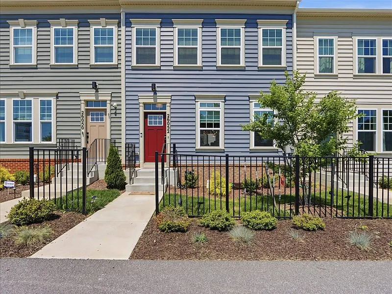 3 bed, 2148 sqft, $3,900 — Photo 1