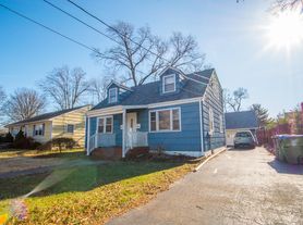 46 Apple St, Edison, NJ