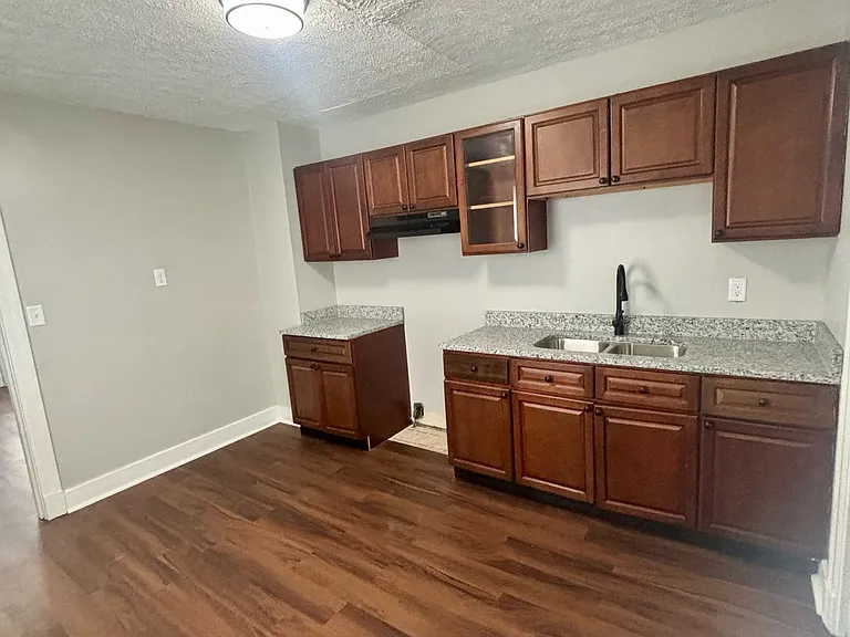 1547 Longfield Ave — Photo 4