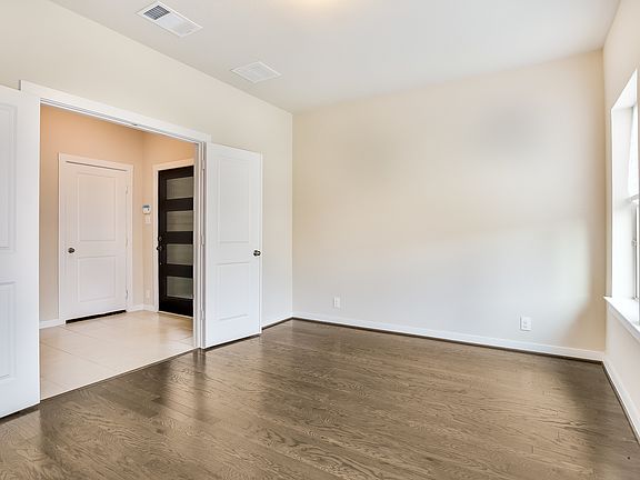 3rd image of 223 E Courtland Pl