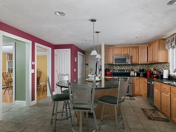 4th image of 34 Marjorie Ln