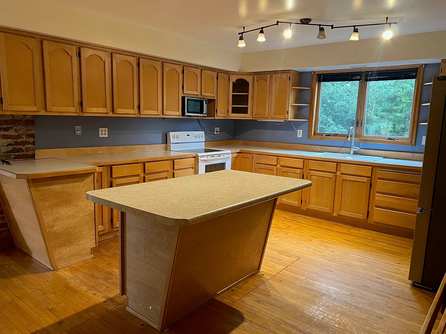 4 bed, 2500 sqft, $1,800 — Photo 4
