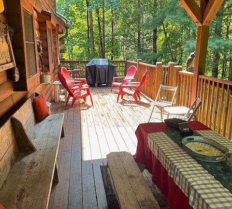 Private back deck with BBQ grill, chairs and picnic table.