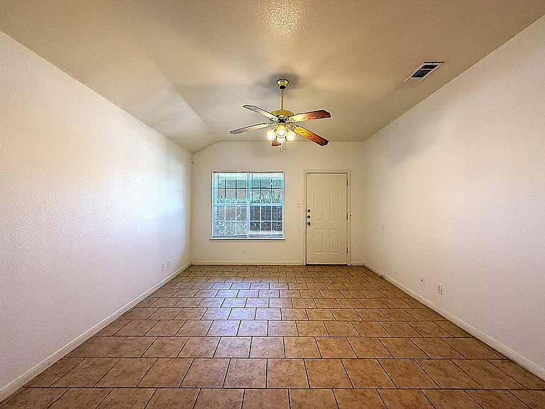 1304 Cinch Dr #B — Photo 3