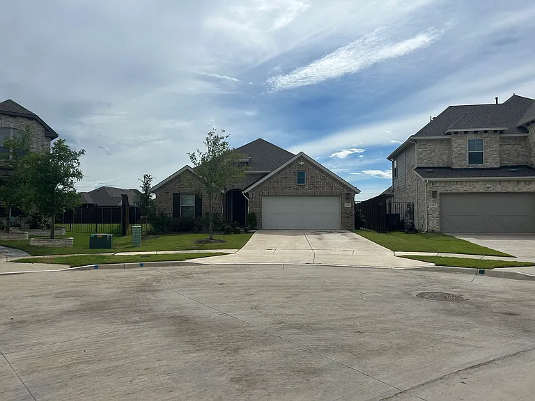 1072 Tara Ct — Photo 2