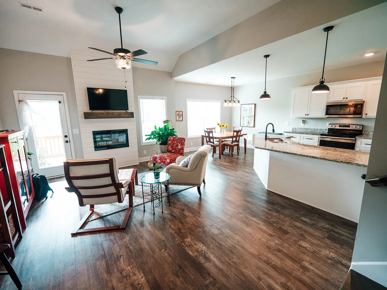3 bed, 1650 sqft, $2,275 — Photo 2