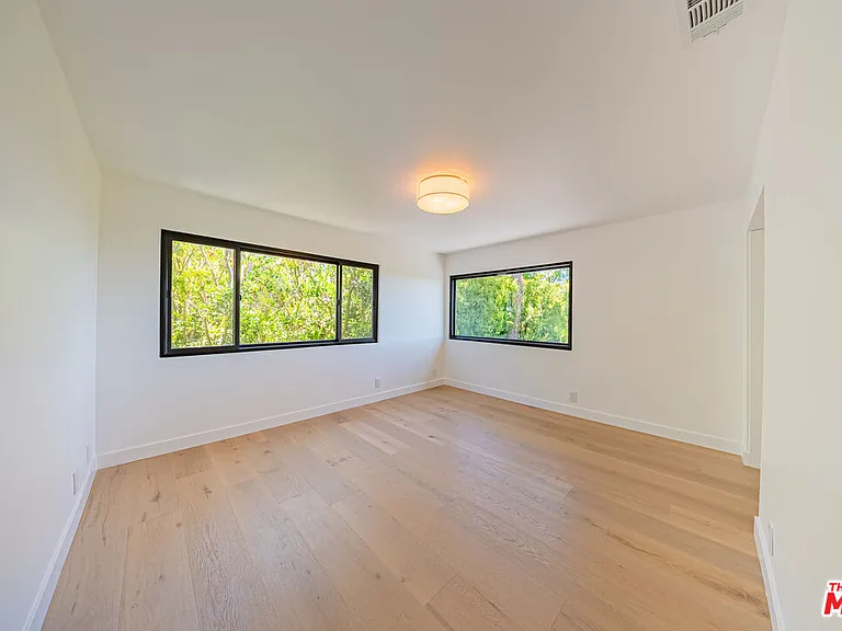 13302 Mulholland Dr — Photo 27