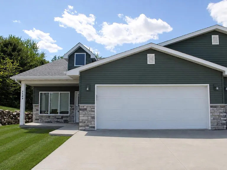 1111 Emerald Cv — Photo 1