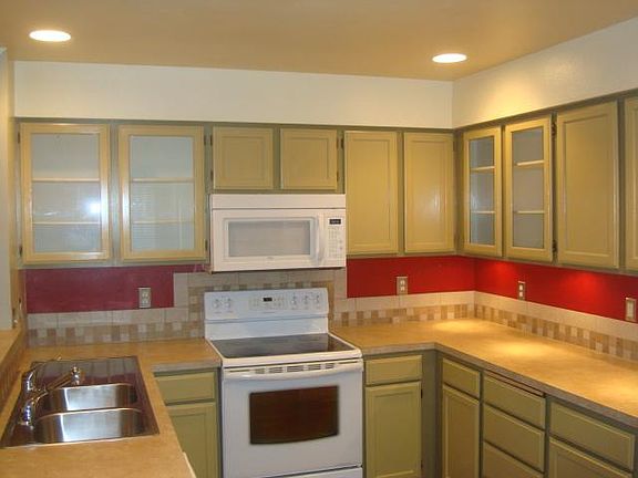 Very nice Kitchen with all appliances (stove, microwave, garbage disposal, dishwasher, refrigerator)