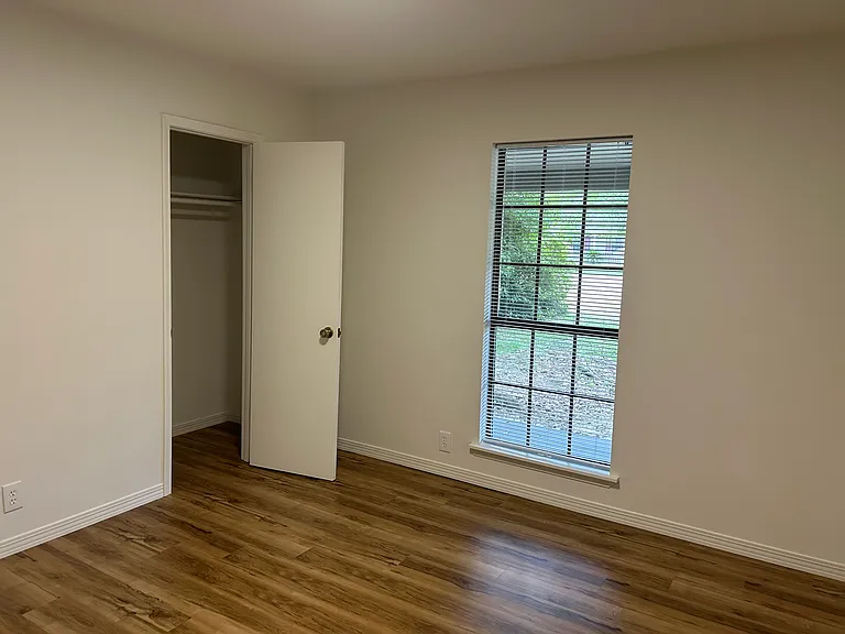913 Hide A Way Ln — Photo 16