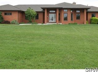 9202 Launius Dr, Saint Jacob, IL 62281