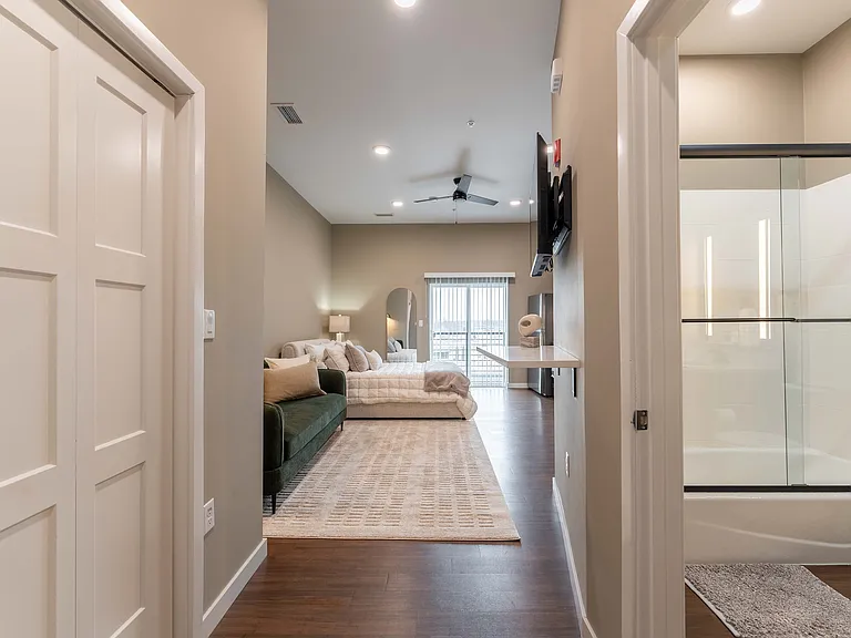 1364 E Battlefield Rd — Photo 39